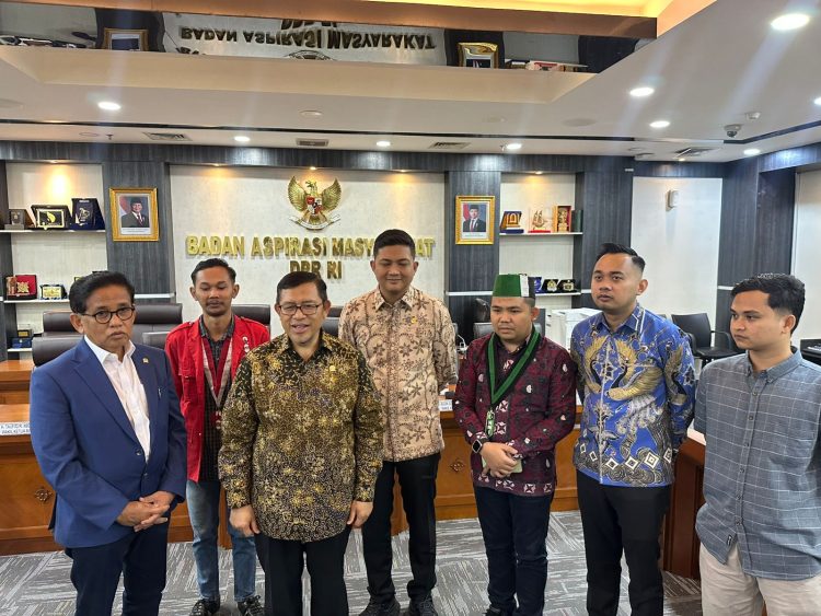 Ketua DPRD Jambi M. Hafiz Fattah bersama perwakilan aliansi masyarakat Jambi saat menyerahkan aspirasi kepada Ketua BAM DPR RI Ahmad Heryawan di Gedung DPR RI, Jakarta, Selasa (30/9/2025). (Dok. Humas)
