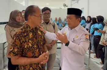 Gubernur Jambi Al Haris berdialog dengan pengelola SPPG saat meninjau SPPG Pemayung, Kabupaten Batang Hari, Kamis (11/9/2025). (Dok. Stepanus)