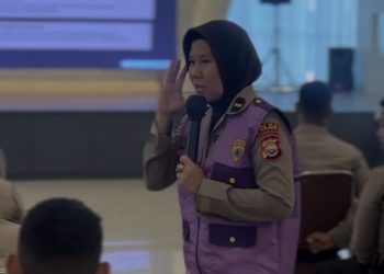 Pamin 1 Subagrenmin Biro SDM, IPDA Hera Guspurwati, S.Psi., M.M., yang memberikan pembekalan psikologis bagi personel Direktorat Samapta, Jumat (17/10/2025). (Dok.yola)