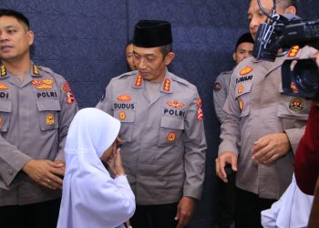 Kadiv Humas Polri Irjen Pol. Sandi Nugroho atas kepeduliannya kepada anak yatim dengan cara berbagi kebahagiaan. (Foto : Humas)