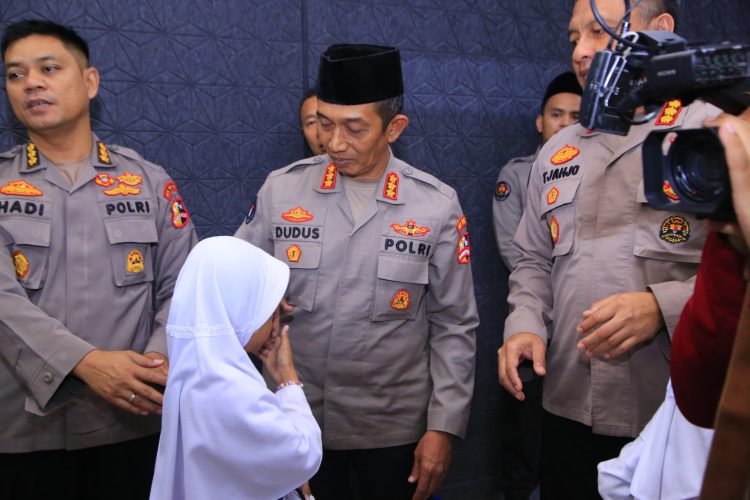 Kadiv Humas Polri Irjen Pol. Sandi Nugroho atas kepeduliannya kepada anak yatim dengan cara berbagi kebahagiaan. (Foto : Humas)