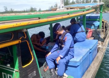 Ditpolairud Polda Bengkulu patroli perairan menggunakan Kapal Polisi XXVII-2004 di Perairan Karang Lebar, Kamis (16/10/2025). (Dok.yola)