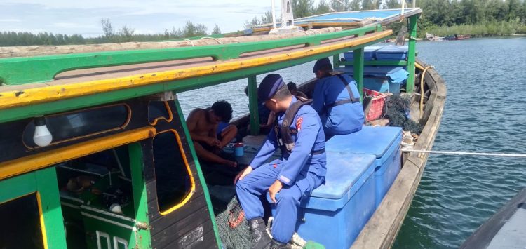 Ditpolairud Polda Bengkulu patroli perairan menggunakan Kapal Polisi XXVII-2004 di Perairan Karang Lebar, Kamis (16/10/2025). (Dok.yola)
