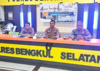 Kasubbid Wabprof Bidpropam Polda Bengkulu, AKBP Letjen Haloho, memimpin sosialisasi Whistle Blower System dan SP4N LAPOR kepada personel Polres Bengkulu Selatan di Aula Polres Bengkulu Selatan, Rabu (15/10/2025). (Dok. Yola)
