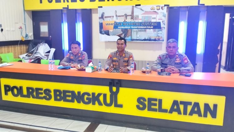 Kasubbid Wabprof Bidpropam Polda Bengkulu, AKBP Letjen Haloho, memimpin sosialisasi Whistle Blower System dan SP4N LAPOR kepada personel Polres Bengkulu Selatan di Aula Polres Bengkulu Selatan, Rabu (15/10/2025). (Dok. Yola)