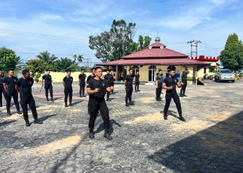 Detasemen Gegana Satbrimob Polda Bengkulu menggelar kegiatan latihan beladiri baton stik, Kamis (16/10/2025). (Dok.yola)
