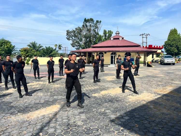 Detasemen Gegana Satbrimob Polda Bengkulu menggelar kegiatan latihan beladiri baton stik, Kamis (16/10/2025). (Dok.yola)