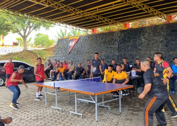 Satuan Brimob Polda Bengkulu menggelar pertandingan tenis meja antar satker Polda Bengkulu, Selasa (21/10/2025). (Dok.yola)
