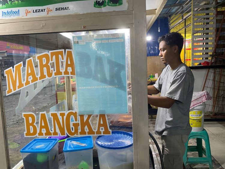 Agung, penjual martabak bangka di jl. Kalimantan Rawamakmur, Selasa (21/10/2025). (Dok.yola)