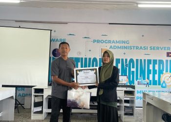 Bharaka Dimas menerima Sertifikat Apresiasi yang diserahkan langsung oleh Kepala Dinas Kominfo Kota Salatiga, Eny Endang Surtiani, S.T., M.T. (Dok. Humas)