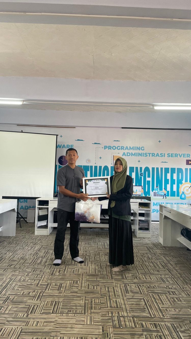 Bharaka Dimas menerima Sertifikat Apresiasi yang diserahkan langsung oleh Kepala Dinas Kominfo Kota Salatiga, Eny Endang Surtiani, S.T., M.T. (Dok. Humas)