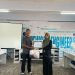 Bharaka Dimas menerima Sertifikat Apresiasi yang diserahkan langsung oleh Kepala Dinas Kominfo Kota Salatiga, Eny Endang Surtiani, S.T., M.T. (Dok.  Humas)