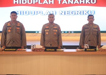 Kapolda Bengkulu Irjen Pol. Mardiyono, S.I.K., M.Si., memimpin pelaksanaan Taklimat Awal Audit Kinerja Tahap II di Aula Rupattama Awaloedin Djamin Polda Bengkulu, Selasa (21/10/2025). (Dok.yola)