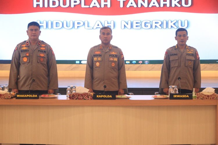 Kapolda Bengkulu Irjen Pol. Mardiyono, S.I.K., M.Si., memimpin pelaksanaan Taklimat Awal Audit Kinerja Tahap II di Aula Rupattama Awaloedin Djamin Polda Bengkulu, Selasa (21/10/2025). (Dok.yola)