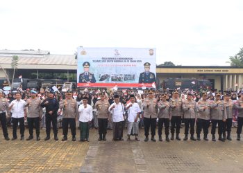 Kapolda Bengkulu Irjen Pol. Mardiyono, S.I.K., M.Si. Foto bersama para santri di Lapangan Anton Soedjarwo, Selasa (21/10/2025). (Dok.yola)