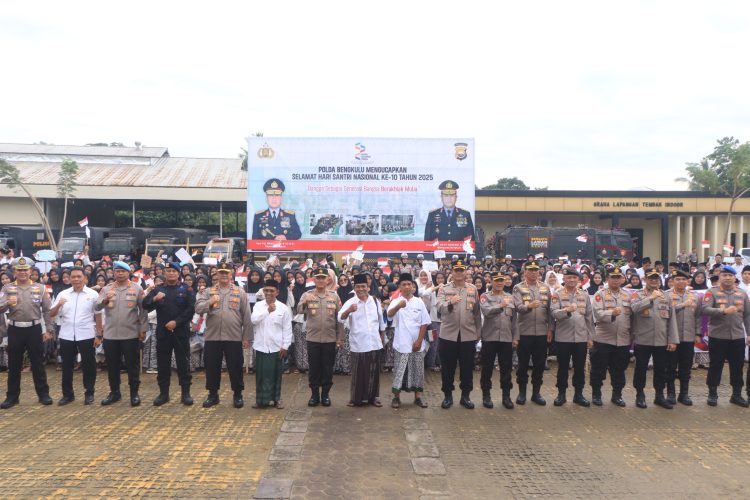 Kapolda Bengkulu Irjen Pol. Mardiyono, S.I.K., M.Si. Foto bersama para santri di Lapangan Anton Soedjarwo, Selasa (21/10/2025). (Dok.yola)