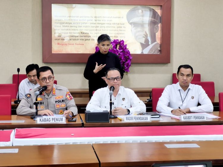 Wakil Direktur Penindakan Kortastipidkor Polri, Kombes Pol. Bhakti Eri Nurmansyah, S.I.K., M.Si., dalam konferensi pers di Gedung Bareskrim Polri, Jakarta, Selasa (21/10/2025). (Dok  Humas)