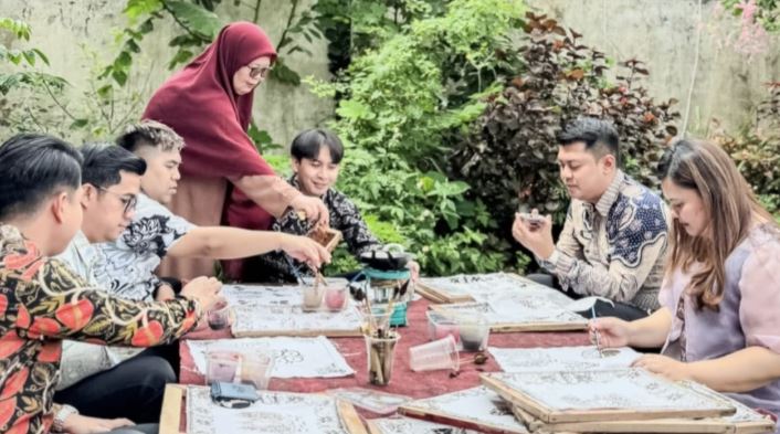 Rumah Kito Peringati Hari Batik Nasional 2025 dengan Membatik Bersama UMKM Batik Jambi