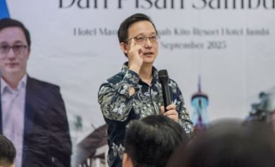 Hotel Manager baru Rumah Kito Resort Hotel Jambi, Hasan Nurdin, memberikan sambutan dalam acara serah terima jabatan di ruang Angso Duo, Jumat (26/9/2025). (Dok. Nahar)