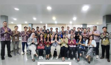 Karyawan Sinsen Group kompak mengenakan busana batik dalam perayaan Hari Batik Nasional 2025 di kantor pusat Jambi. (Dok. Sisnen)