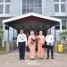 Kalapas Narkotika Kelas IIB Muara Sabak, Muhammad Askari Utomo (kanan), bersama pejabat lama Muda Husni (kiri) dan jajaran, usai acara serah terima jabatan di Muara Sabak, Kamis (2/10/2025). (Dok. Humas)