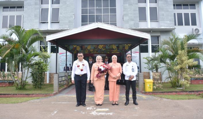 Kalapas Narkotika Kelas IIB Muara Sabak, Muhammad Askari Utomo (kanan), bersama pejabat lama Muda Husni (kiri) dan jajaran, usai acara serah terima jabatan di Muara Sabak, Kamis (2/10/2025). (Dok. Humas)