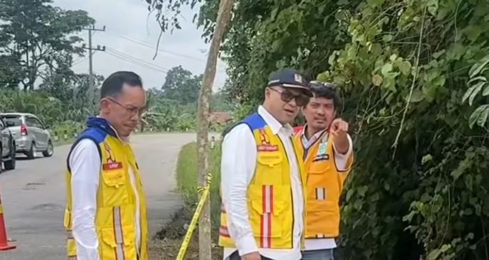 Kepala BPJN Jambi Dr. Dedy Hariadi (tengah) meninjau kondisi ruas Jalan Ma. Tembesi–Sarolangun, Selasa (7/10/2025). (Dok. Daus)