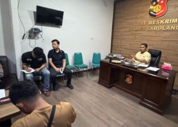 Kasat Reskrim Polres Sarolangun AKP Yosua Adrian, STK, SIK (kanan) memimpin proses mediasi penerapan Restorative Justice dalam perkara percobaan pencurian, Kamis (9/10/2025). (Dok. Humas)