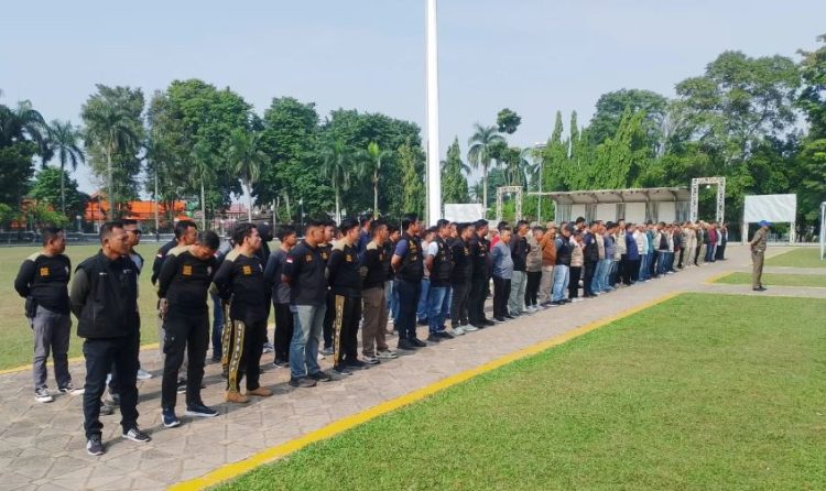 Personel gabungan Pemkot Jambi mengikuti apel pelepasan Tim Terpadu Penanganan Masalah Sosial di halaman Kantor Wali Kota Jambi, Jumat (10/10/2025) (Dok. Stepanus)