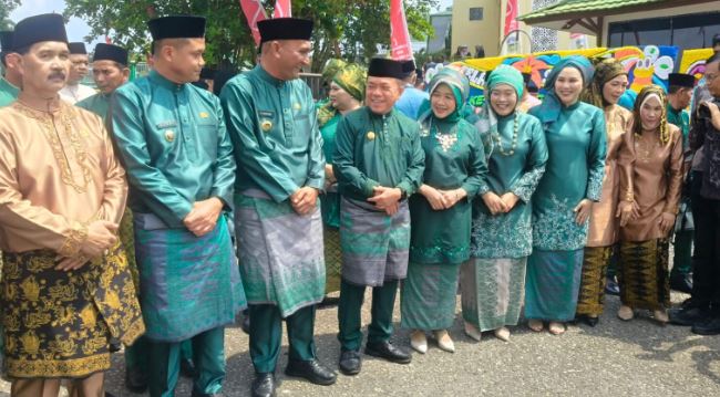Gubernur Jambi Al Haris bersama Ketua TP PKK Provinsi Jambi Hesnidar Haris berfoto bersama jajaran Pemerintah Kabupaten Sarolangun saat peringatan HUT ke-26 Kabupaten Sarolangun di Gedung DPRD Sarolangun, Sabtu (12/10/2025). (Dok.Erit - Kominfo)