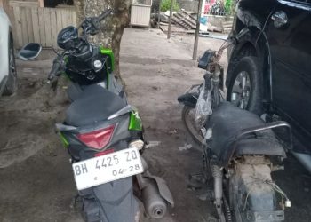 Dua sepeda motor yang terlibat kecelakaan tabrak lari di Desa Tangkit Lama, Kecamatan Sungai Gelam, Kabupaten Muaro Jambi, Kamis (2/10/2025).(Dok. Warga)
