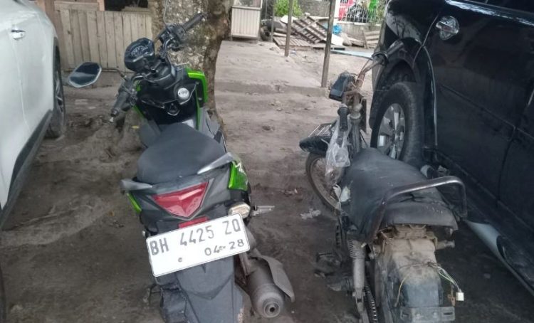 Dua sepeda motor yang terlibat kecelakaan tabrak lari di Desa Tangkit Lama, Kecamatan Sungai Gelam, Kabupaten Muaro Jambi, Kamis (2/10/2025).(Dok. Warga)