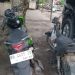 Dua sepeda motor yang terlibat kecelakaan tabrak lari di Desa Tangkit Lama, Kecamatan Sungai Gelam, Kabupaten Muaro Jambi, Kamis (2/10/2025).(Dok. Warga)