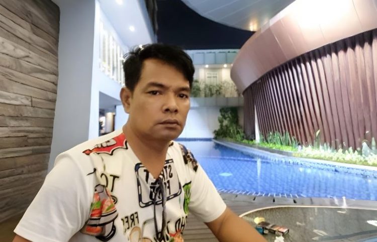 Ketua PARFI Jambi, Mukhtadi Putranusa, saat memberikan apresiasi terhadap film lokal “LANA” yang digarap sineas muda Jambi. (Foto: Dok. Pribadi)