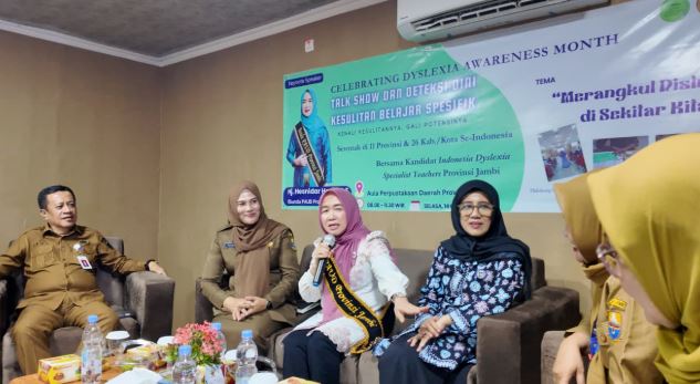 Bunda PAUD Provinsi Jambi, Hj. Hesnidar Haris (Hesti Haris), saat menjadi pembicara dalam Talk Show dan Deteksi Dini Kesulitan Belajar Spesifik bertema “Merangkul Disleksia di Sekitar Kita” di Aula Dinas Perpustakaan dan Arsip Daerah Provinsi Jambi, Selasa (14/10/2025). (Dok. Stepanus)