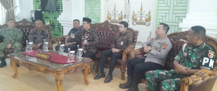 Wali Kota Jambi, dr. H. Maulana (tengah), berdialog bersama unsur Forkopimda membahas penerapan aturan jam malam anak dan strategi pencegahan aksi geng motor di Kota Jambi. (Dok. Stepanus)