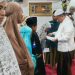 Gubernur Jambi Al Haris menyerahkan santunan kepada anak yatim dan kaum dhuafa usai melaksanakan salat Subuh berjamaah di Masjid Miftahul Huda, Kelurahan Bagan Pete, Kecamatan Alam Barajo, Kota Jambi, Jumat (17/10/2025). (Dok. Daus)