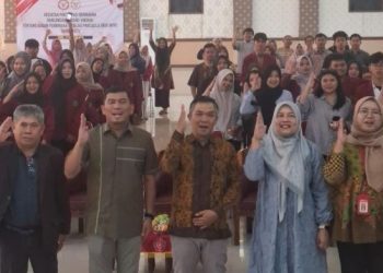 Anggota Komisi XII DPR RI, Rocky Candra, bersama civitas akademika Universitas Muhammadiyah Jambi (UMJ) usai kegiatan serap aspirasi publik terkait pembahasan Rancangan Undang-Undang Badan Pembinaan Ideologi Pancasila (RUU BPIP), Jumat (17/10/2025) (Dok. Stepanus)
