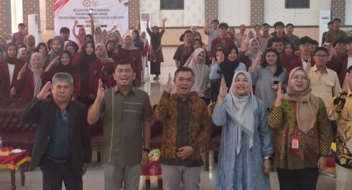 Anggota Komisi XII DPR RI, Rocky Candra, bersama civitas akademika Universitas Muhammadiyah Jambi (UMJ) usai kegiatan serap aspirasi publik terkait pembahasan Rancangan Undang-Undang Badan Pembinaan Ideologi Pancasila (RUU BPIP), Jumat (17/10/2025) (Dok. Stepanus)