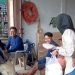 Kepala Perwakilan MPN Jambi, Susi Lawati (kanan), membagikan paket nasi kepada warga dan pekerja bengkel di kawasan Jalan Slamet Riyadi, Broni, Kota Jambi, Jumat (17/10/2025), dalam kegiatan sosial “Jumat Berkah”. (Dok. Nahar)