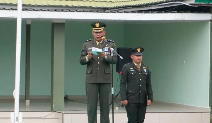 Pabung Kodim 0419/Tanjab Mayor Inf Ahmad Riadh, S.Ag membacakan amanat Panglima TNI saat upacara peringatan HUT ke-80 TNI di Lapangan Makodim 0419/Tanjab, Kuala Tungkal, Minggu (5/10/2025). (Foto: Dok. Kodim 0419/Tanjab)