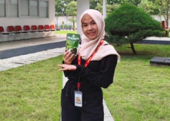 Aurellia Yasmin Nizara, siswi MAN 2 Kota Jambi, menunjukkan produk inovasinya sebelum berangkat ke Jakarta untuk mengikuti ajang AHM Best Student (AHMBS) 2025.