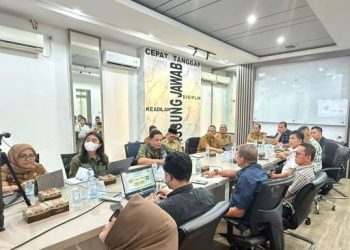 Dirreskrimsus Polda Jambi Kombes Pol Taufik Nurmandia bersama Kadis Ketahanan Pangan Provinsi Jambi Johansyah memimpin rapat koordinasi Satgas Pengendalian Harga Beras Provinsi Jambi di ruang Ditreskrimsus Polda Jambi, Selasa (21/10/2025). (Dok. Nahar)
