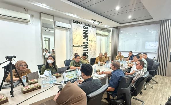 Dirreskrimsus Polda Jambi Kombes Pol Taufik Nurmandia bersama Kadis Ketahanan Pangan Provinsi Jambi Johansyah memimpin rapat koordinasi Satgas Pengendalian Harga Beras Provinsi Jambi di ruang Ditreskrimsus Polda Jambi, Selasa (21/10/2025). (Dok. Nahar)