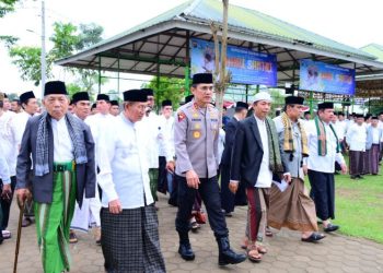 Kapolda Jambi Irjen Pol Krisno H. Siregar berjalan bersama para kiai dan tokoh agama saat menghadiri peringatan Hari Santri Nasional 2025 di Pondok Pesantren Daaru Attauhid Kumpeh, Rabu (22/10/2025). (Dok. Nahar)
