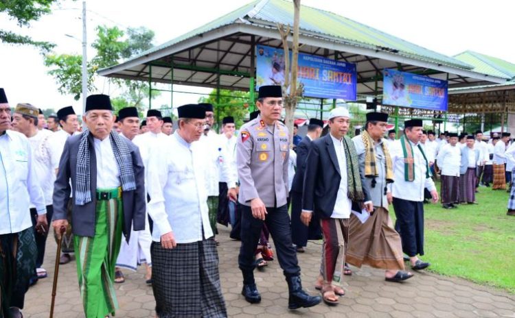 Kapolda Jambi Irjen Pol Krisno H. Siregar berjalan bersama para kiai dan tokoh agama saat menghadiri peringatan Hari Santri Nasional 2025 di Pondok Pesantren Daaru Attauhid Kumpeh, Rabu (22/10/2025). (Dok. Nahar)