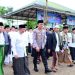 Kapolda Jambi Irjen Pol Krisno H. Siregar berjalan bersama para kiai dan tokoh agama saat menghadiri peringatan Hari Santri Nasional 2025 di Pondok Pesantren Daaru Attauhid Kumpeh, Rabu (22/10/2025). (Dok. Nahar)