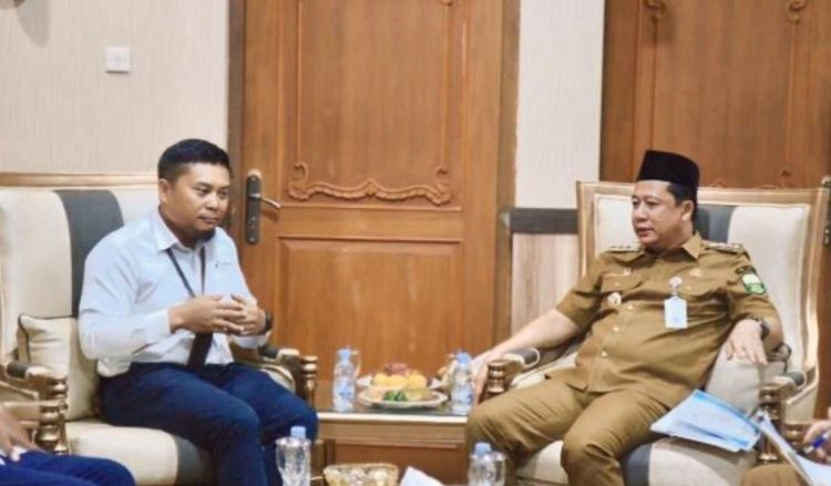 Bupati Muaro Jambi Bambang Bayu Suseno (kanan) menerima kunjungan Field Manager PEP Jambi Field Kurniawan Triyo Widodo (kiri) di Kantor Bupati Muaro Jambi, Senin (6/10/2025). (Dok. Stepanus)