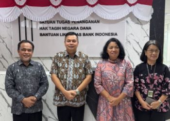 Ketua DPRD Kota Jambi Kemas Faried Alfarelly (kedua kiri) dan Wakil Ketua Komisi I Zayadi (kiri) bersama Direktur Pengelolaan Kekayaan Negara DJKN Kemenkeu Dr. Purnama Tioria Sianturi (kedua kanan) dan pejabat DJKN usai pertemuan di Jakarta, Jumat (24/10/2025). (Dok. Humas)