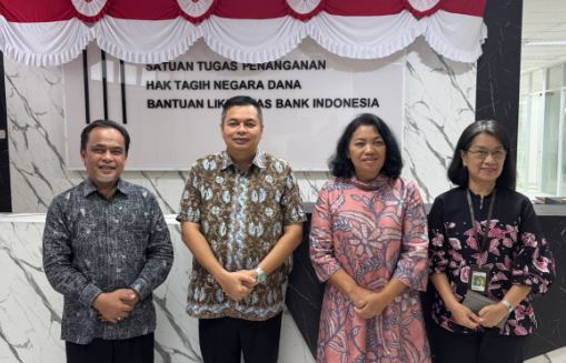 Ketua DPRD Kota Jambi Kemas Faried Alfarelly (kedua kiri) dan Wakil Ketua Komisi I Zayadi (kiri) bersama Direktur Pengelolaan Kekayaan Negara DJKN Kemenkeu Dr. Purnama Tioria Sianturi (kedua kanan) dan pejabat DJKN usai pertemuan di Jakarta, Jumat (24/10/2025). (Dok. Humas)